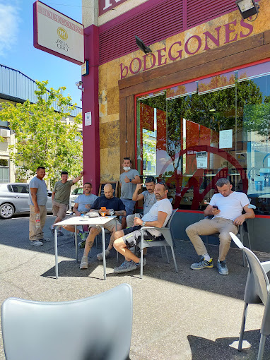 Gente en terraza de restaurante